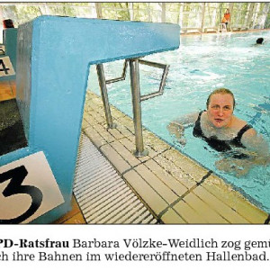 Auch unsere Ratsfrau Barbara testet das neu renovierte Hallenbad