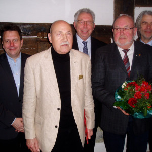 Engagierte Sozialdemokraten über vier Jahrzehnte: Dirk Kursim, Klaus Brandner (MdB) und Hans Feuß (hinten von links) ehrten Winfried Schlubach und Willi Wonnemann für 40-jährige Treue zur SPD.