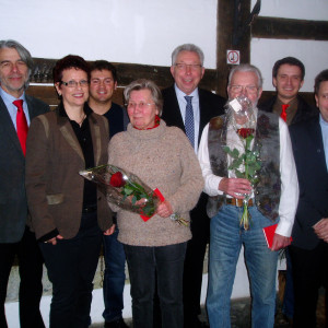 Neu in der SPD: Bernhard und Johanna Helling (Bildmitte), Angelo Carlucci (3. v.l.) und Francesco Trifoglio (2. v.r.) wurden von Hans Feuß, Brigitte Frisch-Linnhoff, Klaus Brandner (MdB) und Dirk Kursim in der Partei begrüßt.