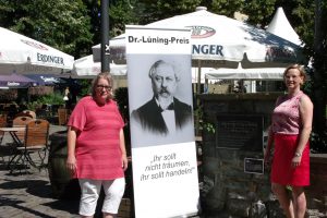 Ortsvereinsorsitzende Michaela Koroch und ihre Stellvertreterin Martina Mester-Grunewald an der Lüning-Gedenktafel auf dem Doktorplatz