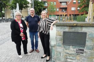 Vorsitzende Michaela Koroch, Schriftführer Andreas Schüngel und stellv. Vorsitzende Martina Mester-Grunewald an der Gedenktafel am Doktorplatz